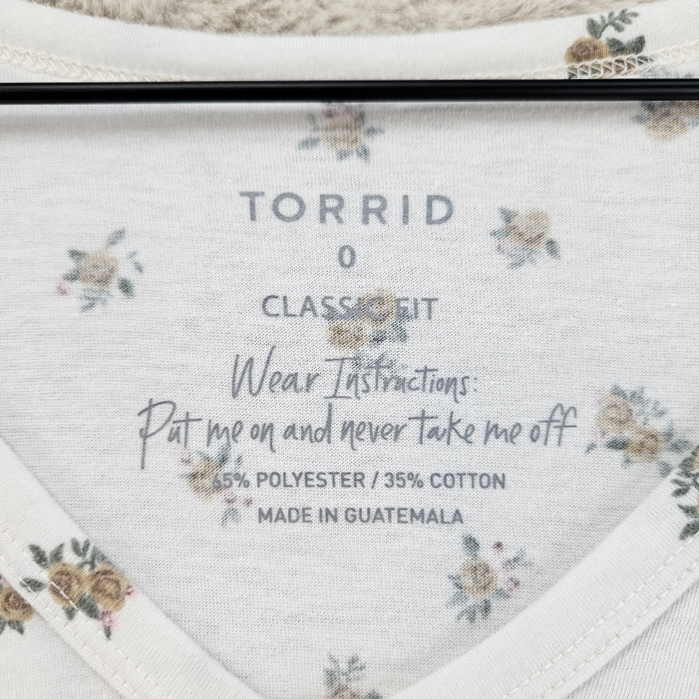 Torrid Girlfriend Heritage Slub V-Neck Flutter Sleeve Tee 0 Sweet Ditsy Floral - Picture 2 of 5